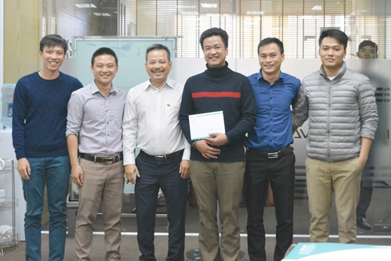 Khen thưởng đội Kỹ thuật triển khai phần mềm cho hợp đồng với Công ty TNHH Ống thép Hòa Phát