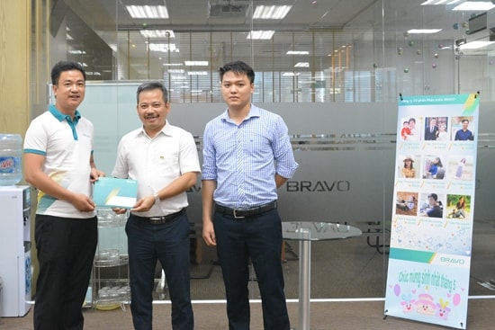 Khen thưởng nhân viên có thành tích xuất sắc tại BRAVO-HN