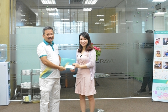 Khen thưởng nhân viên có thành tích xuất sắc tại BRAVO-HN