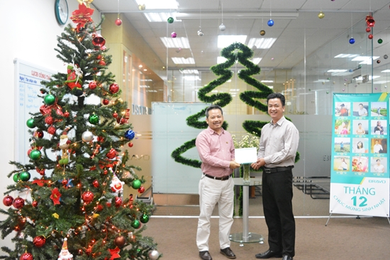 Anh Ninh Ngọc Hiếu – Trưởng Ban dự án lên nhận quyết định khen thưởng từ Ban lãnh đạo