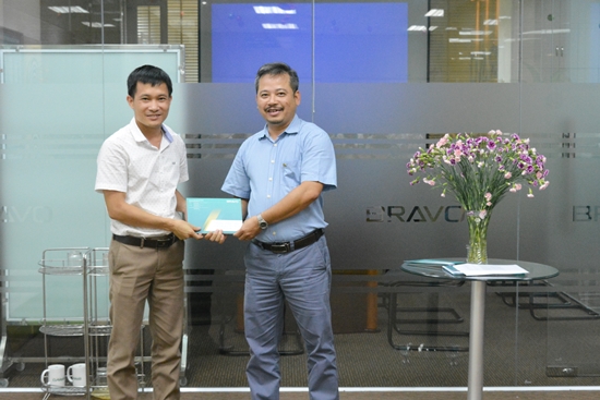 Anh Trương Thanh Bình đón nhận danh hiệu Lao động tiêu biểu trong lĩnh vực “Dịch vụ khách hàng”