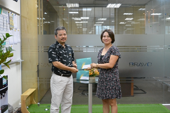 Khen thưởng chị Hòa hoàn thành ký kết hợp đồng với Tổng Công ty Xây dựng Lũng Lô