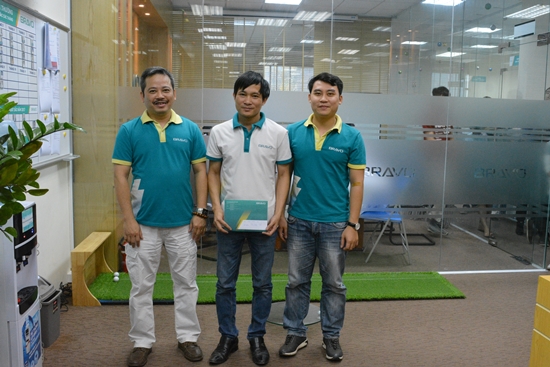 Đại diện Ban giám đốc, anh Đào Mạnh Hùng lên trao khen thưởng