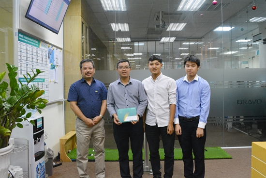 Đại diện Ban giám đốc, anh Đào Mạnh Hùng lên trao khen thưởng