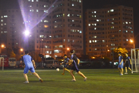 Những màn tranh bóng gay cấn trên sân giữa cầu thủ hai đội