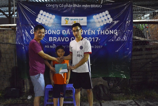 Thủ môn trẻ Sao NM đón nhận danh hiệu “Thủ môn xuất sắc”