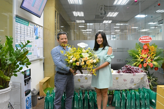 Anh Đào Mạnh Hùng tặng hoa cho đại diện chị em phụ nữ