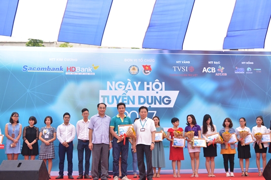 Ban tổ chức tặng hoa và trao giấy chứng nhận cảm ơn các đơn vị Tuyển dụng