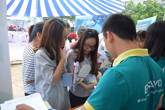 Các bạn sinh viên đặt ra câu hỏi cho Cán bộ tuyển dụng BRAVO