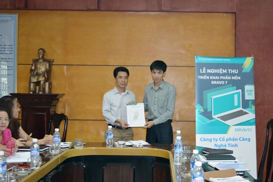 Ông Đoàn Văn Quyền – Trưởng phòng Kỹ thuật 1 BRAVO trao chứng nhận bản quyền phần mềm