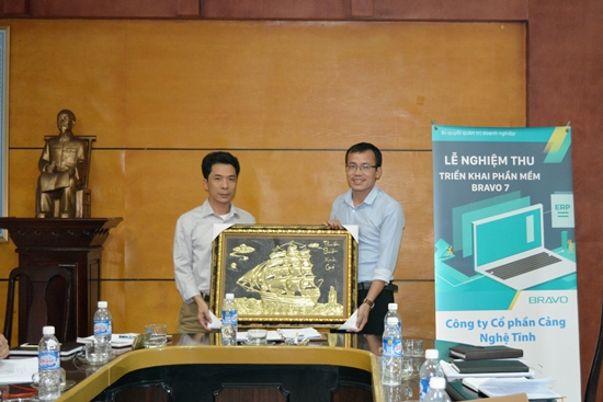 Ông Phạm Văn Tuân - Cán bộ phụ trách hợp đồng trao quà lưu niệm cho Cảng Nghệ Tĩnh