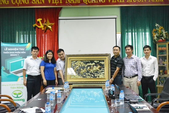 BRAVO trao món quà lưu niệm tới Tiến Nông