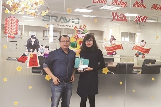 Chị Nguyễn Trần Ngọc Bích vui mừng đón nhận chiếc Cúp cùng phần thưởng từ Ban lãnh đạo