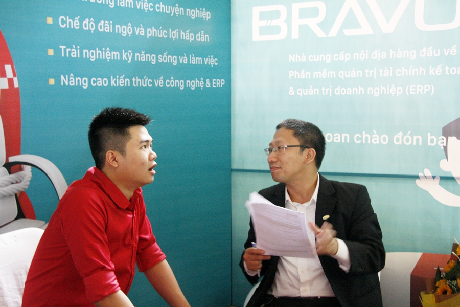 Các bạn tham gia phỏng vấn trực tiếp ngay tại gian hàng