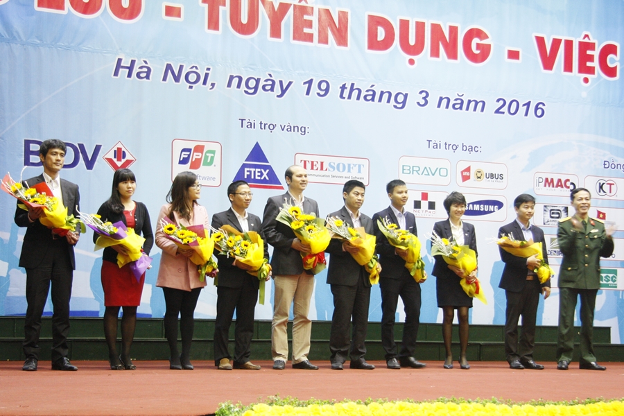 Đại diện BRAVO (thứ 4 từ trái sang) nhận hoa và kỷ niệm chương dành cho Nhà tài trợ