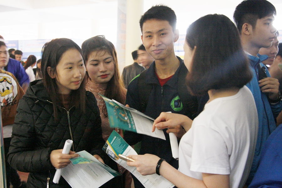 Nhận Sổ tay tuyển dụng để hiểu rõ các thông tin về công ty…