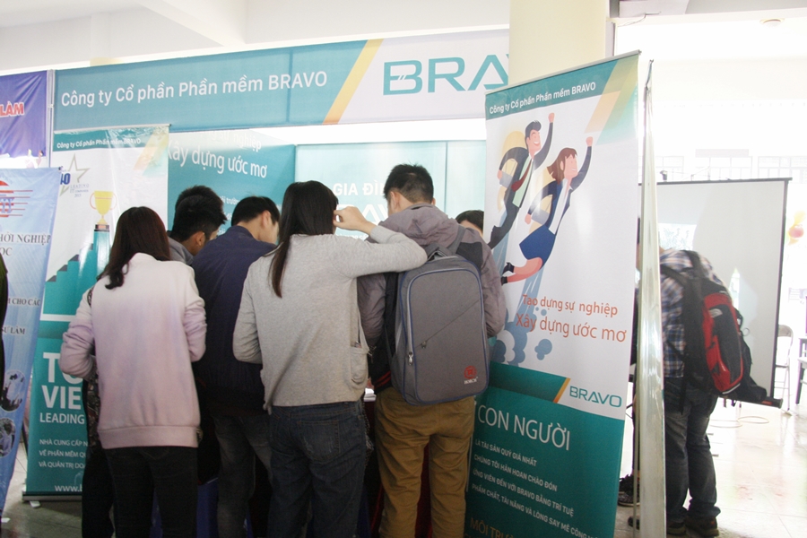 Toàn cảnh gian hàng BRAVO trong khu trại tuyển dụng