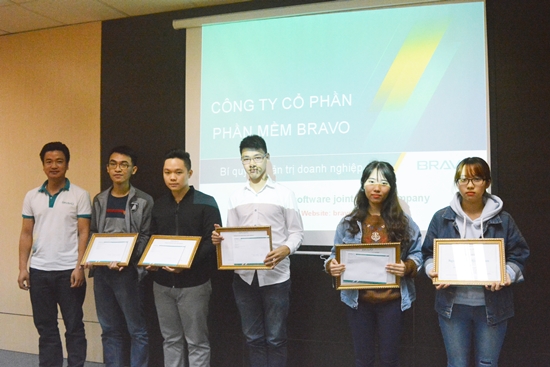 Trao học bổng cho các bạn sinh viên có thành tích xuất sắc