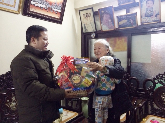 Anh Đào Mạnh Hùng – Giám đốc công ty trao tặng quà tết