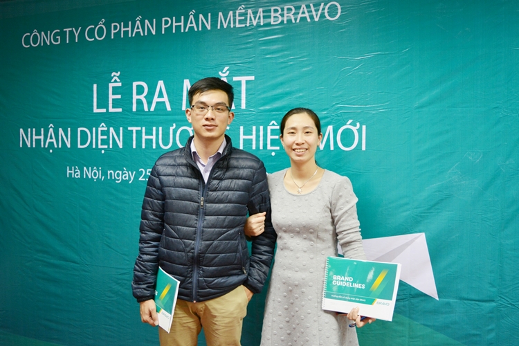 Anh Đinh Văn Hải cùng chị Nguyễn Thu Huyền 