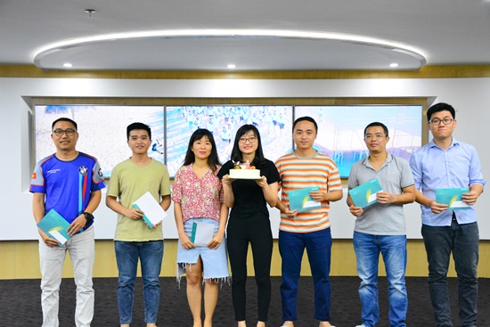 Hân hoan trong bữa tiệc sinh nhật tháng 7 cho CBNV