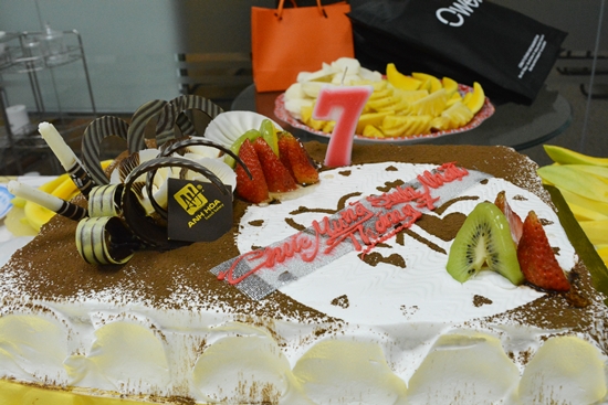 Bữa tiệc sinh nhật được chuẩn bị chứa nhiều tình cảm từ những người đồng nghiệp