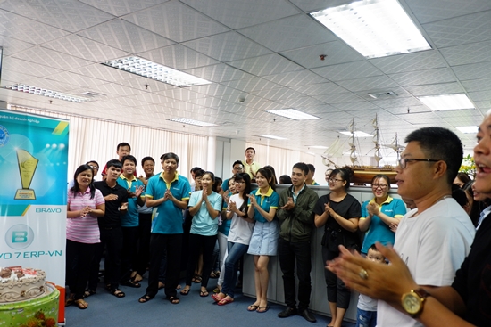 Các CBNV trong văn phòng hát vang chúc mừng sinh nhật các thành viên trong tháng 7