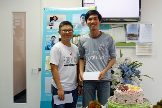 Anh Nguyễn Thành Đăng nhận giải thưởng “Góp gạch xây Nội san”