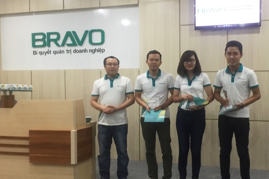 Anh Nguyễn Đức Sơn – Trưởng VPĐD lên trao Cúp NVXS tháng 6 cho CBNV