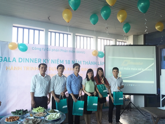 Tặng quà sinh nhật cho các thành viên trong tháng 10