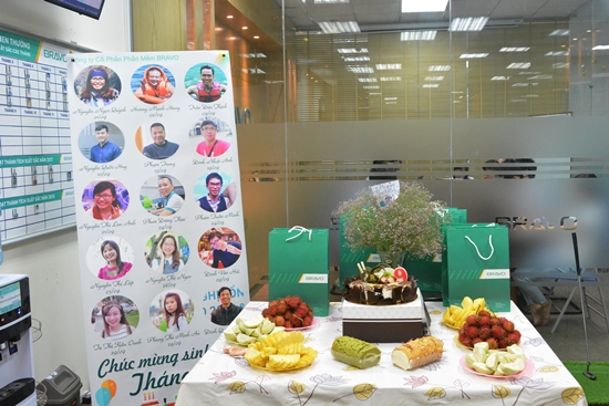 Bàn tiệc ngọt cùng những món quà được chuẩn bị chu đáo