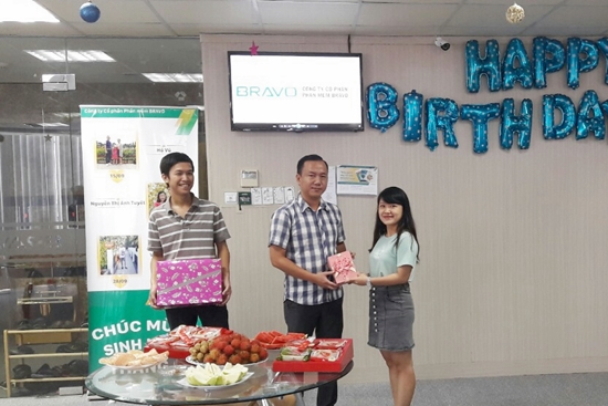 BRAVO Đà Nẵng trao cúp Nhân viên xuất sắc tháng 8 và mừng sinh nhật tháng 9 (ảnh 1)