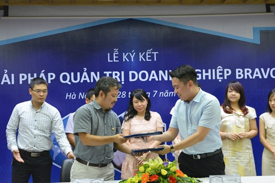 Ông Đào Mạnh Hùng – Giám đốc BRAVO và ông Nguyễn Duy Chính – Tổng giám đốc Tân Á Đại Thành ký kết hợp đồng