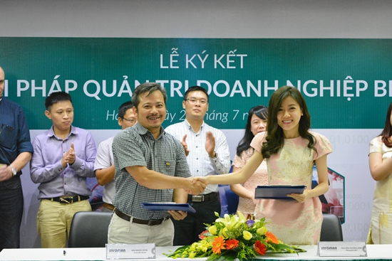 Ông Đào Mạnh Hùng – Giám đốc BRAVO và bà Nguyễn Phương Anh – Giám đốc Stroman ký kết hợp đồng