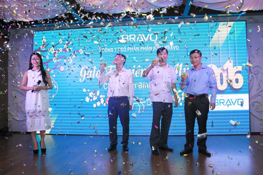 Ban lãnh đạo BRAVO-HCM khui rượu khai tiệc