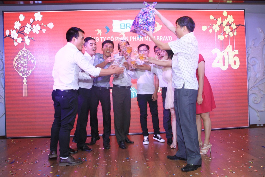 Trao quà và cùng nâng cốc chúc mừng