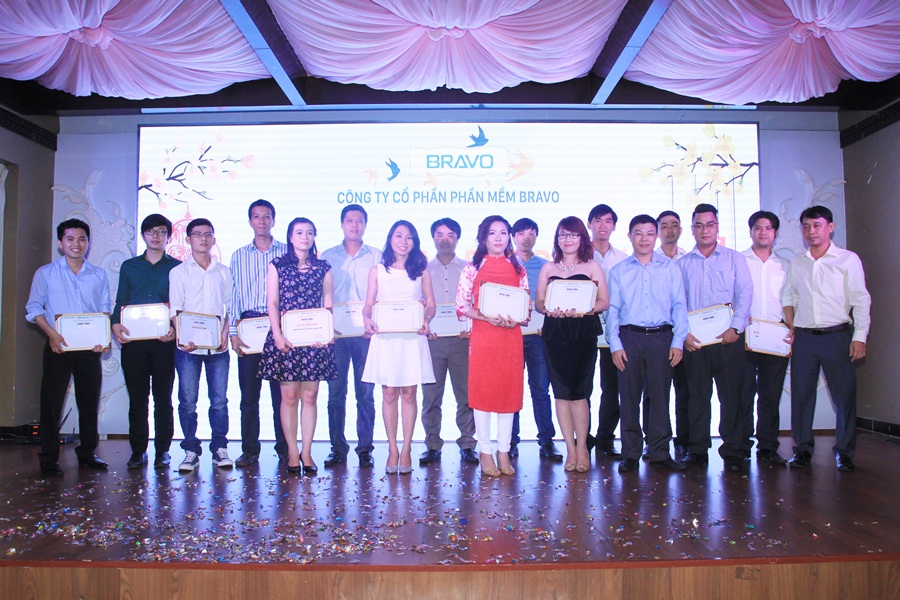 Trao danh hiệu xuất sắc cho các cá nhân và tập thể