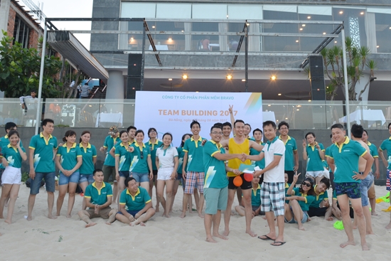 Anh Ngô Đình Hải – Trưởng phòng Công nghệ trao giải thưởng lớn cho đội Quyết tâm