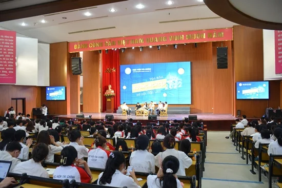 Hội trường buổi tọa đàm hướng nghiệp tại Học viện Tài Chính