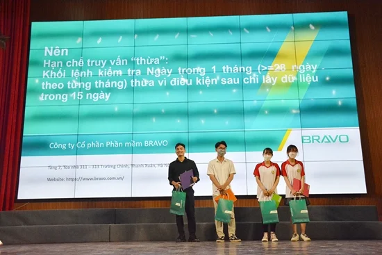 Sinh viên hào hứng tham các phần thi và nhận quà cùng BRAVO