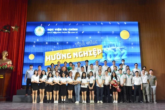 BRAVO chụp ảnh lưu niệm cùng các thầy cô và sinh viên trong Khoa