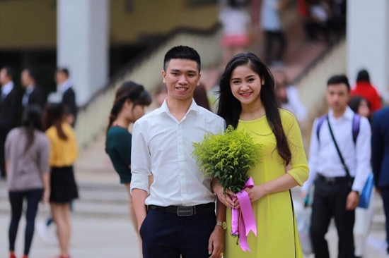Bạn Hồ Thị Hải (bên phải) – sinh viên chuyên ngành Tin học Tài chính – Kế toán