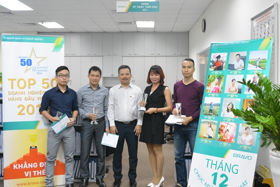 Giám đốc – anh  Đào Mạnh Hùng trao tặng Cup nhân viên xuất sắc tháng 11