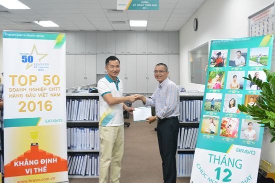 Anh Đỗ Xuân Thiết vui mừng đón nhận phần thưởng vì những đóng góp ý kiến cho phát triển sản phẩm