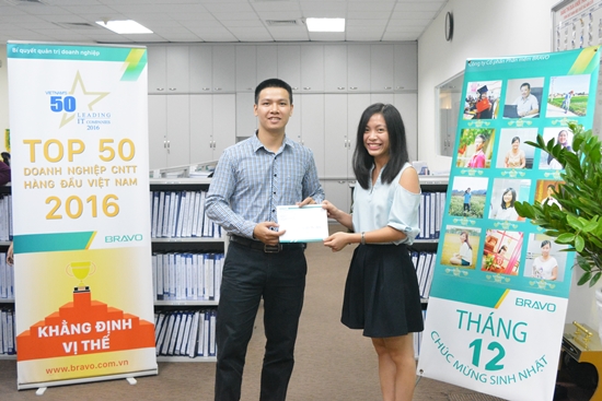 Anh Đỗ Xuân Thiết vui mừng đón nhận phần thưởng vì những đóng góp ý kiến cho phát triển sản phẩm