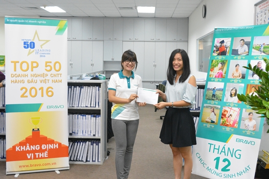 Anh Đỗ Xuân Thiết vui mừng đón nhận phần thưởng vì những đóng góp ý kiến cho phát triển sản phẩm