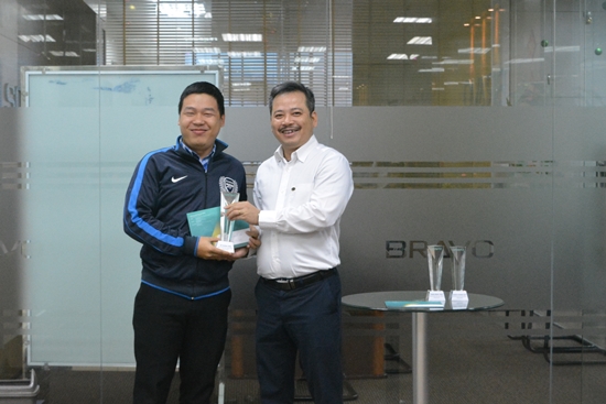 Trao Cup cho anh Hà Hoàng Công