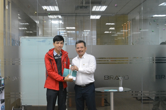 Trao Cup cho anh Phan Đăng Thực (anh Quyền ĐV nhận thay)