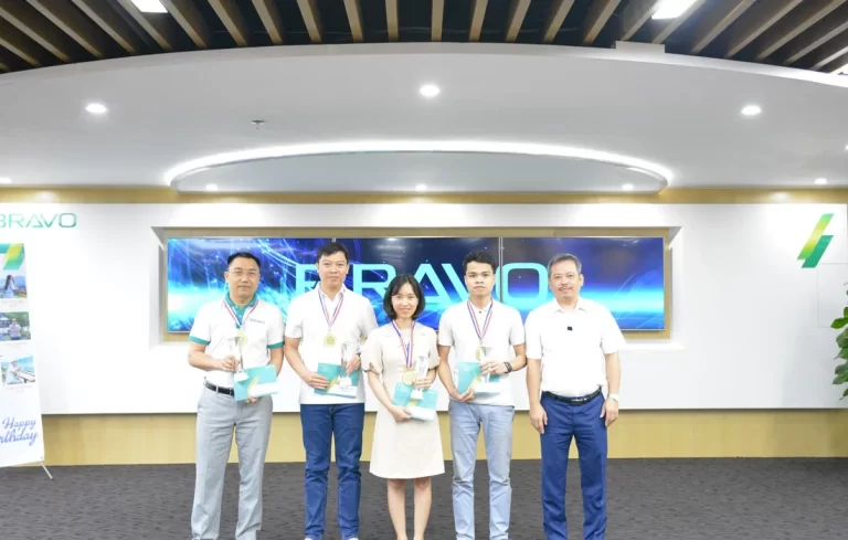 Trao cúp Nhân viên xuất sắc tháng 3/2021