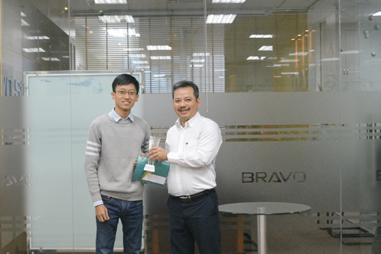 Trao Cup cho anh Quách Khánh Duy